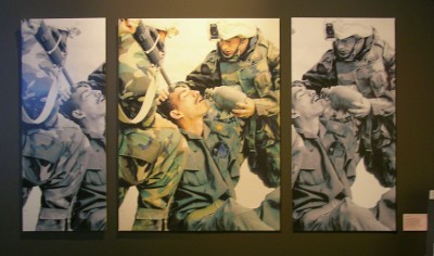 [Bildmanipulation durch geschickt gewählte Ausschnitte - Soldat hilft Opfer vs. Soldat bedroht Opfer]
